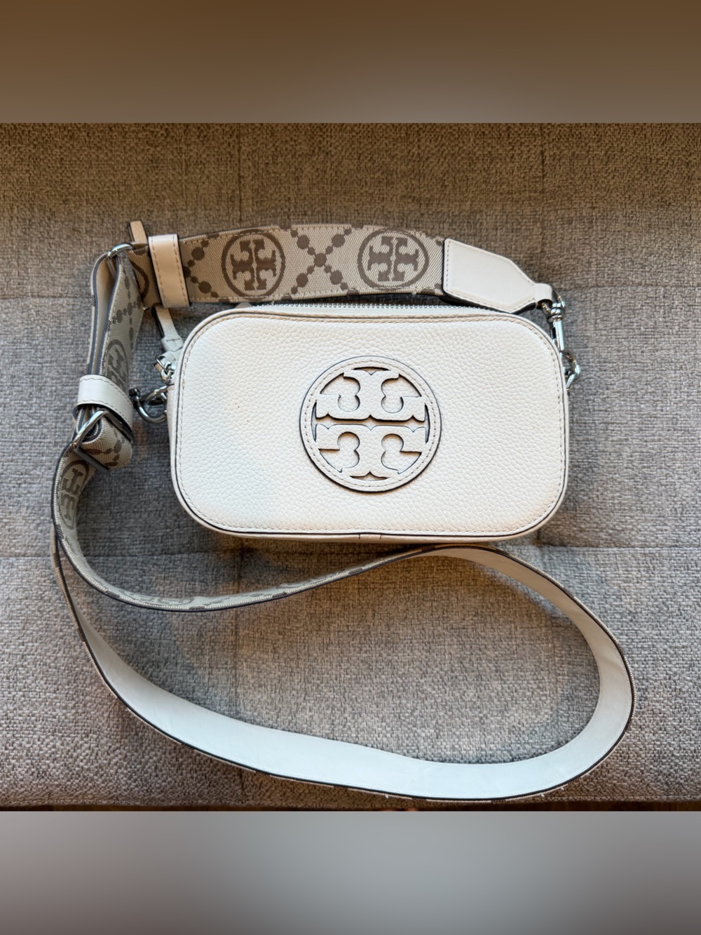 Tory Burch Cream Pebbled Leather Logo Camera Bag with Patterned Strap
